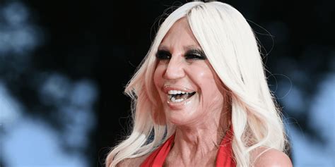 donatella versace che saluta|donatella versace personal life.